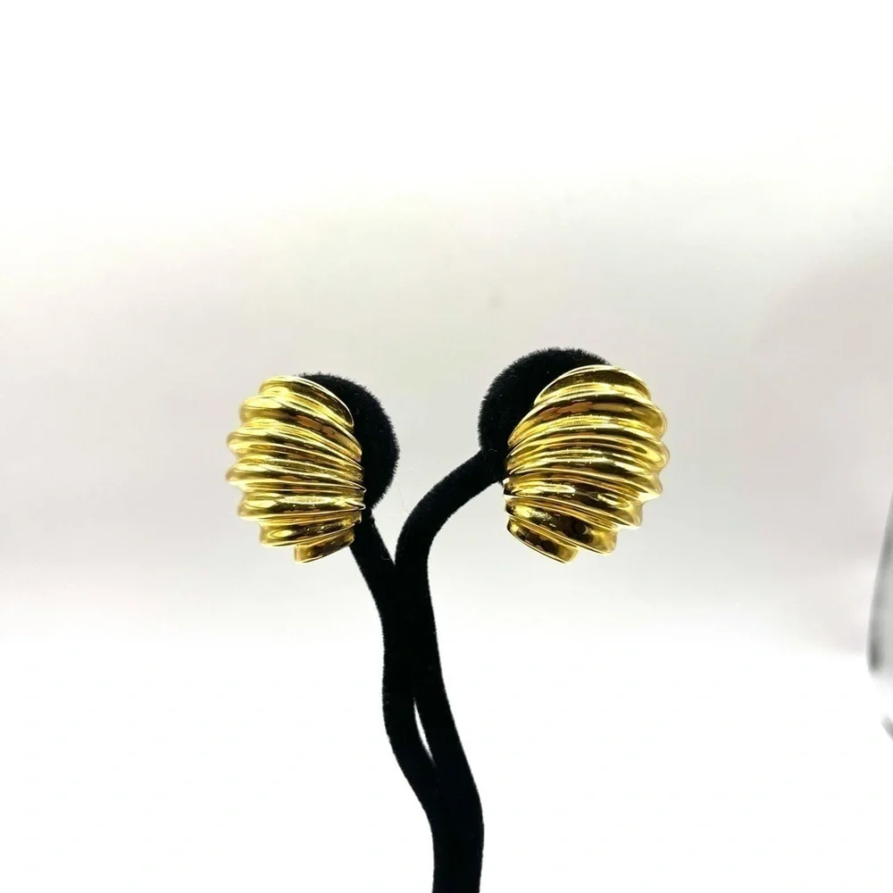 Ribbed Napier Gold Tone Shrimp Domed Chunky Earrings Large Screw back Vintage - Picture 10 of 13
